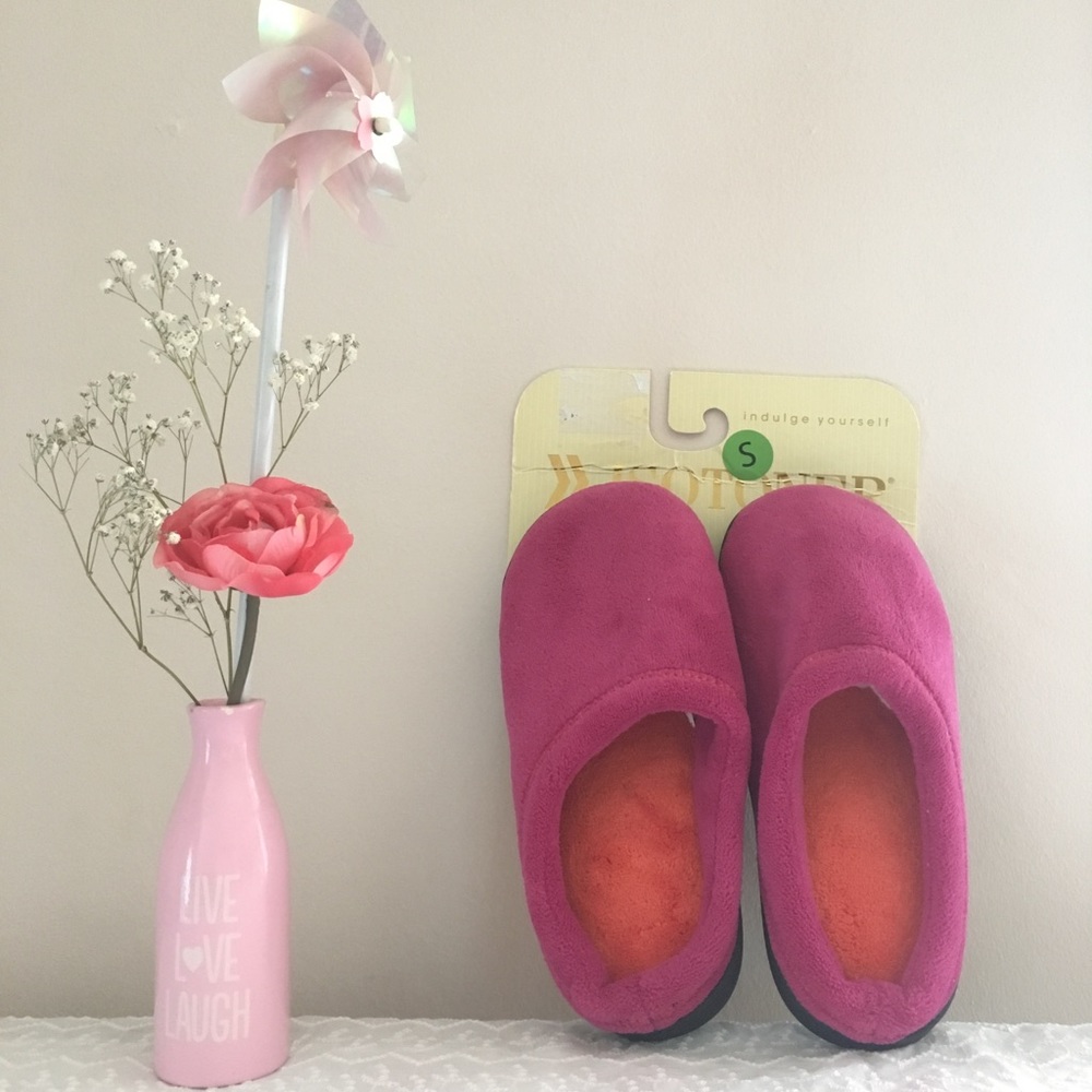 NWT Isotoner slippers
